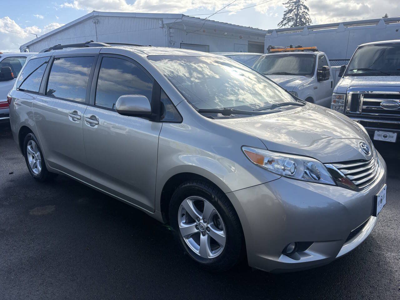 Used 2015 Toyota Sienna LE FWD image 3
