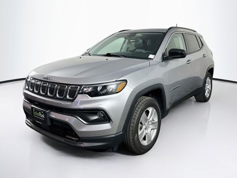 Used 2022 Jeep Compass Latitude w/ Sun and Sound Group AWD/4WD image 3