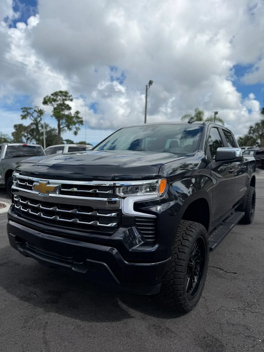 Used 2022 Chevrolet Silverado 1500 LT AWD/4WD image 1