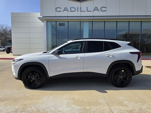 Used 2025 Chevrolet Trax ACTIV w/ Driver Confidence Package image 2