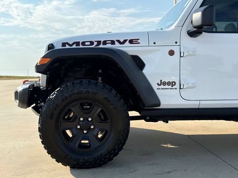 Used 2023 Jeep Gladiator Mojave AWD/4WD image 5