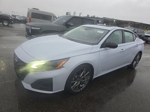 Certified 2023 Nissan Altima 2.0 SR image 1