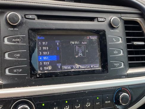 Used 2018 Toyota Highlander LE FWD image 11