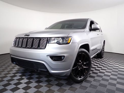 Used 2019 Jeep Grand Cherokee Altitude AWD/4WD image 2