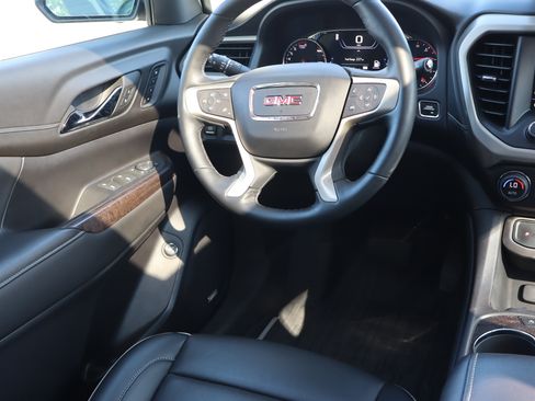 Used 2023 GMC Acadia Denali w/ Denali Technology Package AWD/4WD image 9