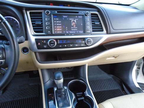 Used 2019 Toyota Highlander FWD V6 image 16