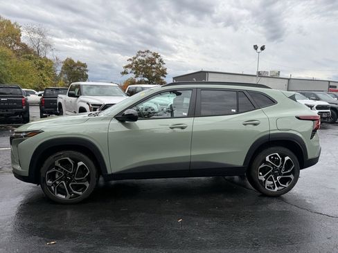 Used 2024 Chevrolet Trax RS w/ Sunroof Package image 3