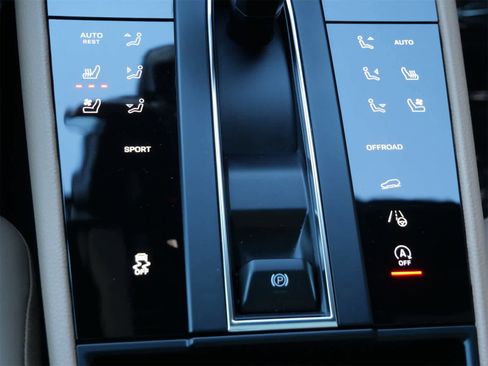 Used 2025 Porsche Macan image 17