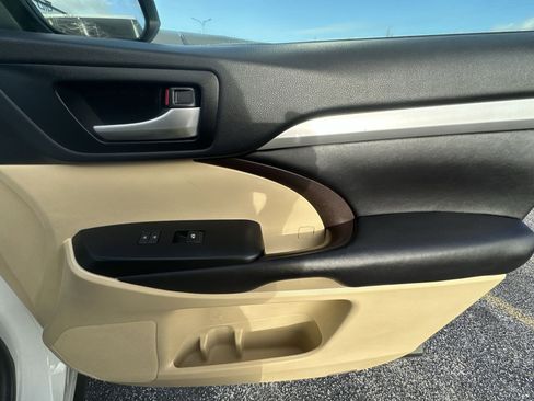Used 2016 Toyota Highlander XLE image 29