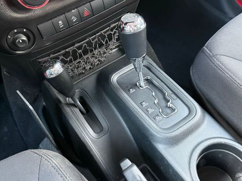 Used 2018 Jeep Wrangler Unlimited Sport S image 3