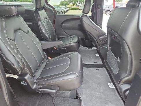 Used 2025 Chrysler Pacifica Select FWD image 24