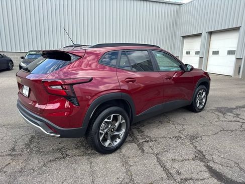 Used 2025 Chevrolet Trax LT FWD image 5