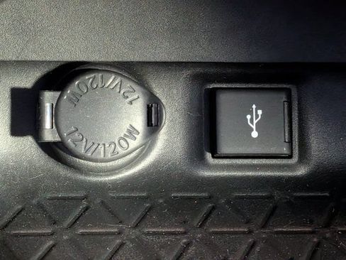 Used 2020 Toyota RAV4 LE FWD image 27