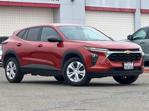 Used 2024 Chevrolet Trax LS image 2