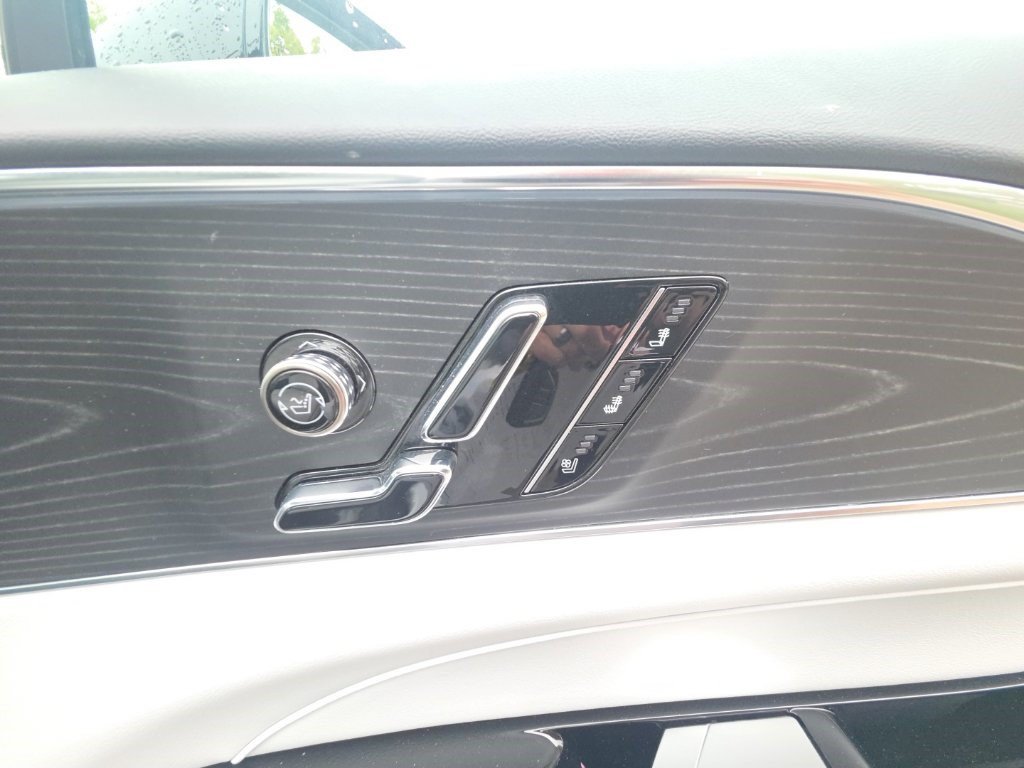 Used 2024 Cadillac Lyriq Luxury AWD/4WD image 21