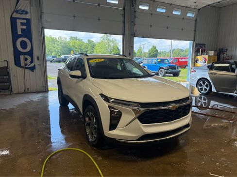 Used 2025 Chevrolet Trax LT FWD image 2