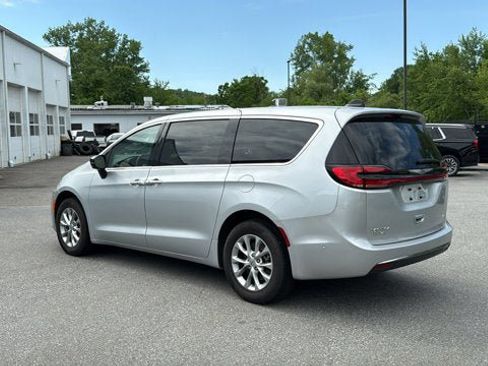 Certified 2024 Chrysler Pacifica Touring-L AWD/4WD image 8