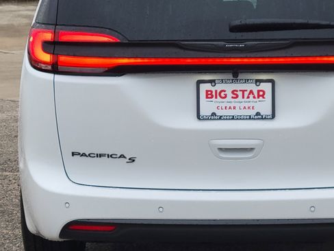 New 2026 Chrysler Pacifica Select image 7