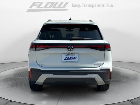 Used 2025 Volkswagen Tiguan SE image 8