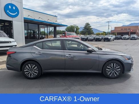 Used 2025 Nissan Altima 2.5 SV FWD image 2