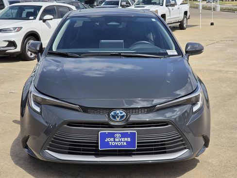 Used 2025 Toyota Corolla XLE FWD image 3