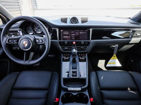 Certified 2025 Porsche Macan image 24