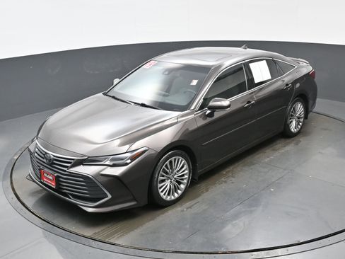 Used 2019 Toyota Avalon Limited image 37