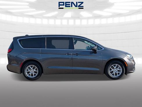 Used 2023 Chrysler Pacifica Touring-L FWD image 8