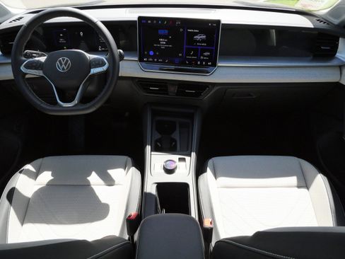 Certified 2025 Volkswagen Tiguan SE AWD/4WD image 10