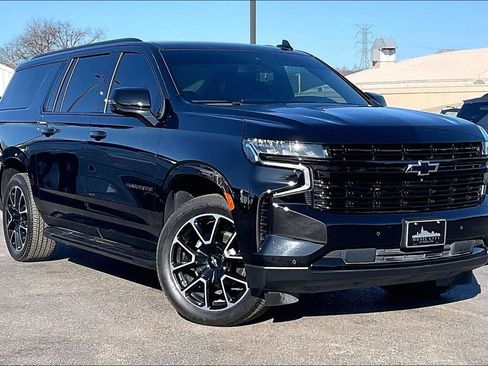 Used 2024 Chevrolet Suburban RST w/ Luxury Package image 32