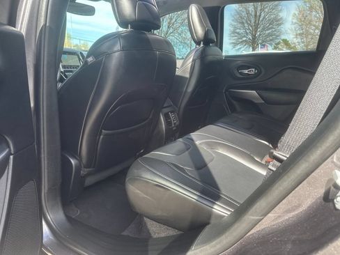 Used 2019 Jeep Cherokee Limited AWD/4WD image 17