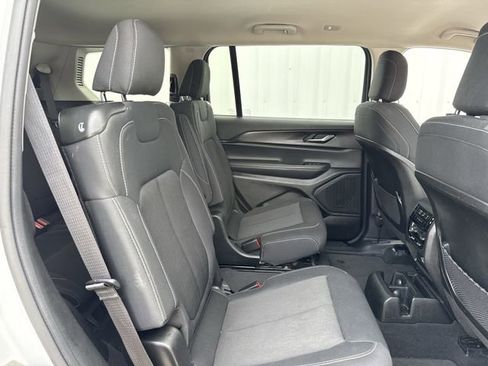 Used 2023 Jeep Grand Cherokee L Laredo image 29