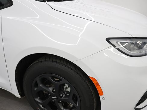 Used 2024 Chrysler Pacifica Limited FWD image 27