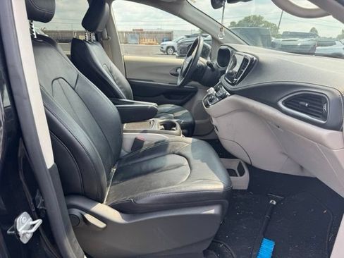 Used 2022 Chrysler Pacifica Touring-L FWD image 12