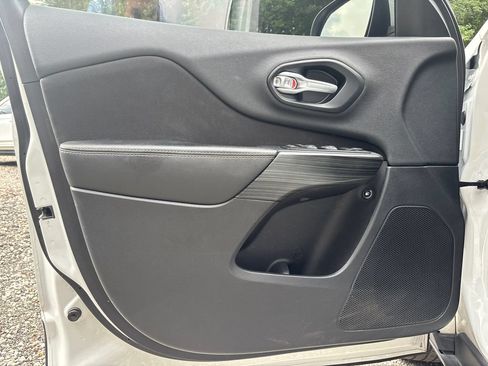 Used 2016 Jeep Cherokee Latitude FWD image 17