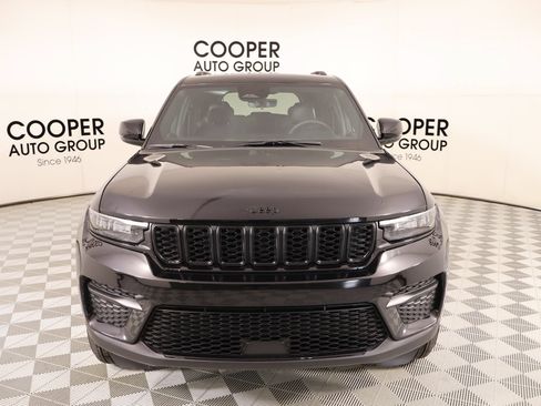 Used 2025 Jeep Grand Cherokee 4WD image 9