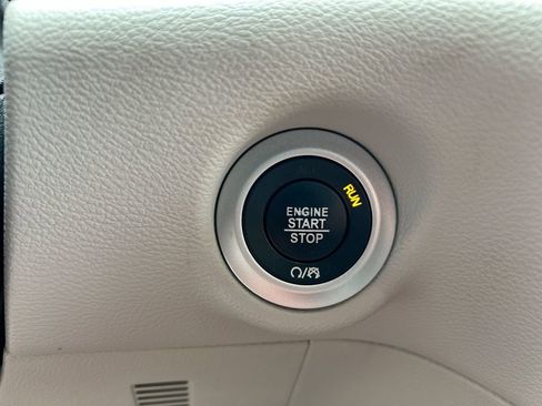 Used 2019 Chrysler Pacifica Touring-L w/ Advanced Safetytec Group FWD image 21