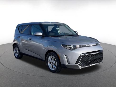 Used 2025 Kia Soul LX w/ LX Technology Package image 3