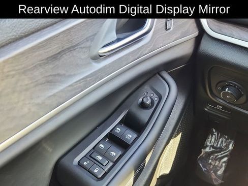 Used 2025 Jeep Grand Cherokee Limited w/ Luxury Tech Group II AWD/4WD image 37