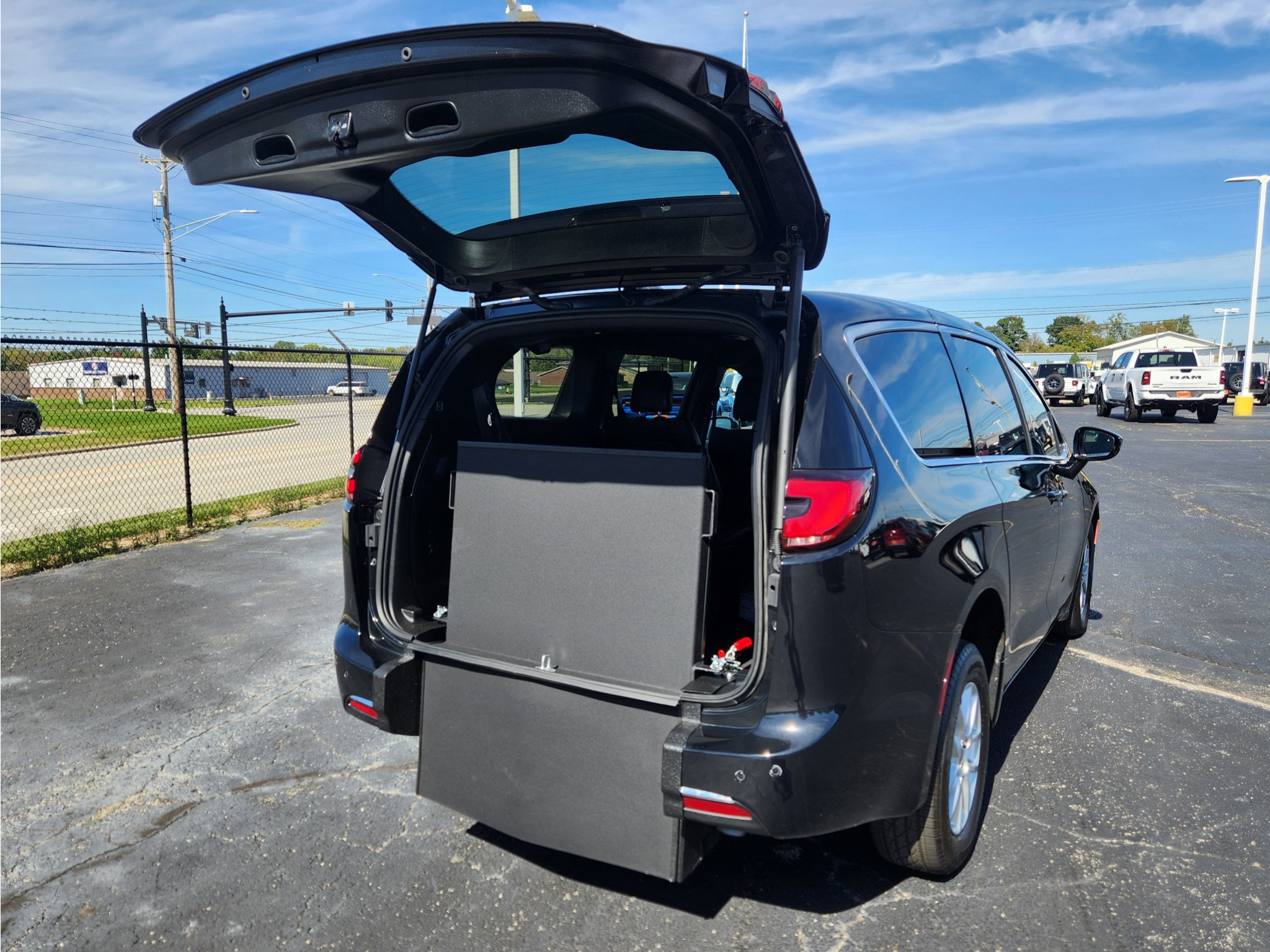 Used 2026 Chrysler Pacifica Select FWD image 10