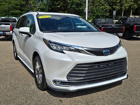 Used 2023 Toyota Sienna XLE FWD image 8