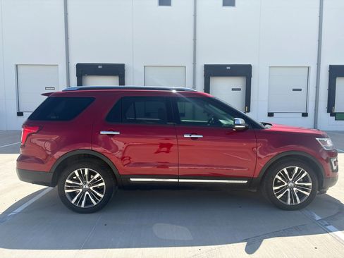 Used 2017 Ford Explorer Platinum AWD/4WD image 3