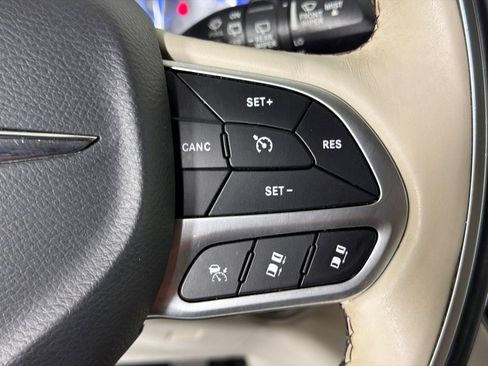 Used 2018 Chrysler Pacifica Limited w/ Tire & Wheel Group FWD image 27