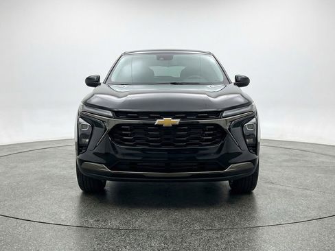 Used 2025 Chevrolet Trax LT FWD image 2
