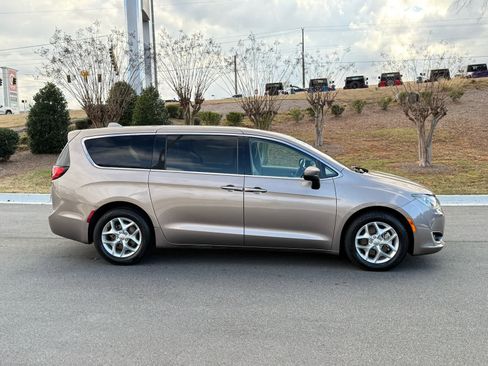 Used 2017 Chrysler Pacifica Touring Plus w/ Tire & Wheel Group image 6