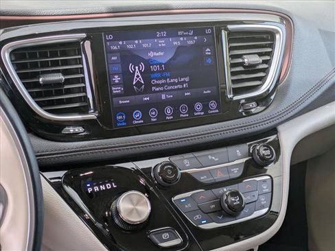 Used 2020 Chrysler Pacifica Limited FWD image 13