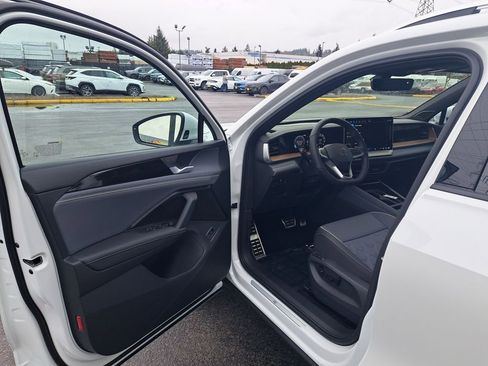 New 2026 Volkswagen Tiguan SEL R-Line AWD/4WD image 11