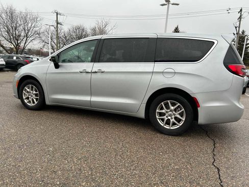 Certified 2024 Chrysler Pacifica Touring-L image 24