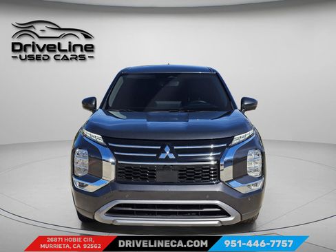 Used 2025 Mitsubishi Outlander SE image 2
