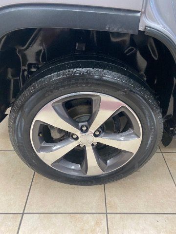 Used 2020 Jeep Cherokee Limited FWD image 25